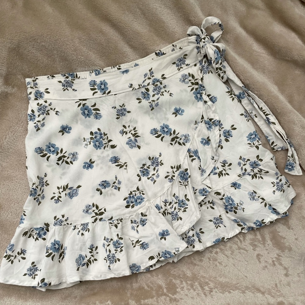 Beautiful floral skirt, used 2 times (no tag) and in perfect conditions.